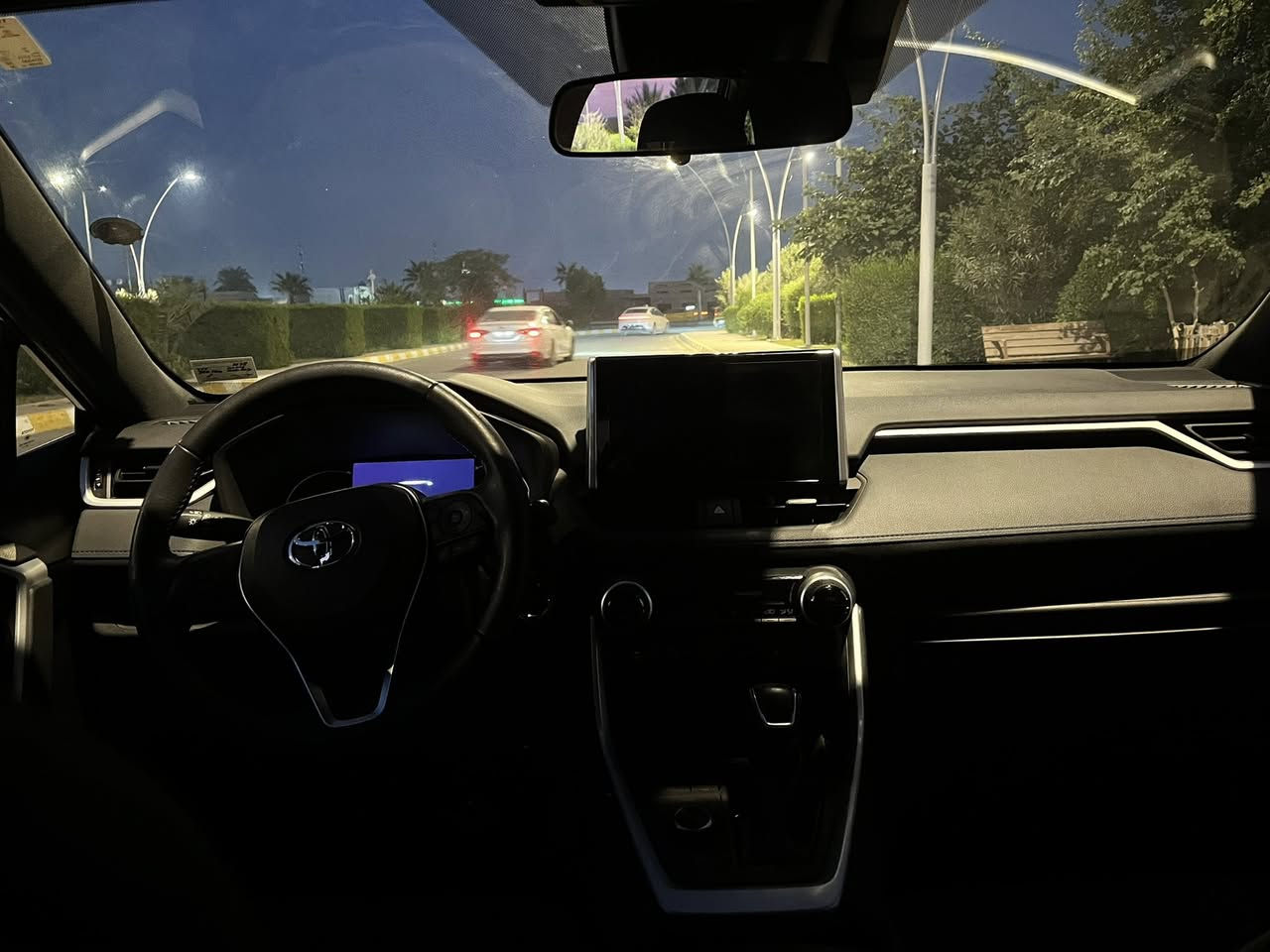 السلام عليكم 
رافور 2024 هايبرد 
الفئة SE
اللون فيراني
ضررها فقط الجاملغ الامامي الايسر راجع عل بارد قطرة صبغ ما بيها شرط مكفولة من الدعامية للدعامية 
تترقم بأسم المشتري مباشر
للاستفسار اكثر الاتصال على الرقم ***********
او على الواتس اب
مكان السيارة بغداد
