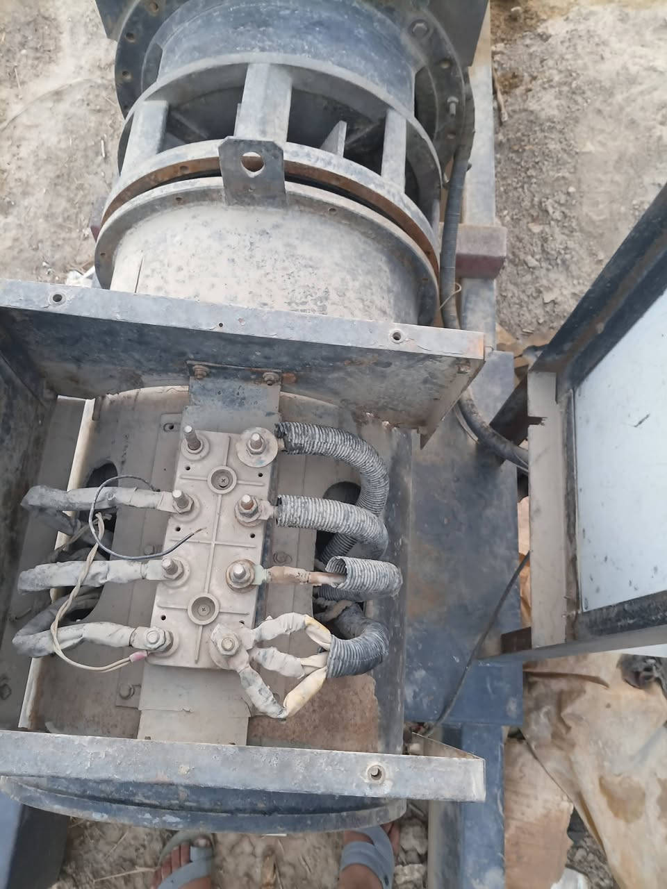السلام عليكم...
#للبيع_توليد حجم  200 kv 
دبل بوربرن كامع مع الطبكة؛ محروك الظهر فقط

***********
