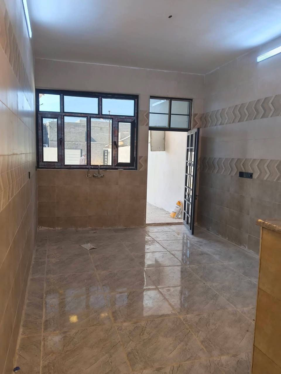 مساحه 250 متر سعره 140 وبي مجال لشراي 
العنوان منطقة الدوانم قرب لبياع ول سيديه 
طابو زراعي سند25 حق التصرف 
يحتوي علا كراج وحديقة وصاله مطبخ هول داخلي وخدمات و5غرف نوم بنا حديث ما مسكون 
*********** استفسار اتصال أو واتساب
