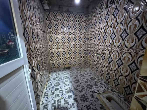 السلام عليكم دار للايجار مساحه 200 متر طابقين يحتوي الطابق الاول على قرف عدد 2 واستقبال وصاله ومطبخ وصحيات والطابق الثاني يحتوي على قرف عدد 2 وصاله وصحيات العنوان البصره  ابو الخصيب طريق المحكمه كوت الحمداني ايجارة 450 الف انتصل على الرقم *********** بي واتساب
