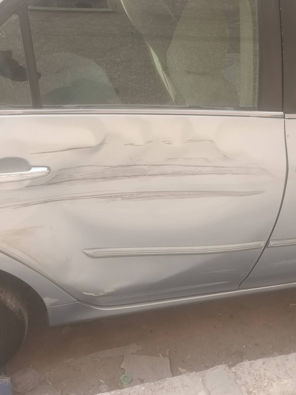 السلام عليكم كورلا خليجي ٢٠٠٩
سلايت تحكم مري تبريد بيانو صاج جام كهرباء 

وباقي مواصفات الكرولا معروفه 

بيها طخه باب عكس السائق لا دواخل ولا تكمه
***********
