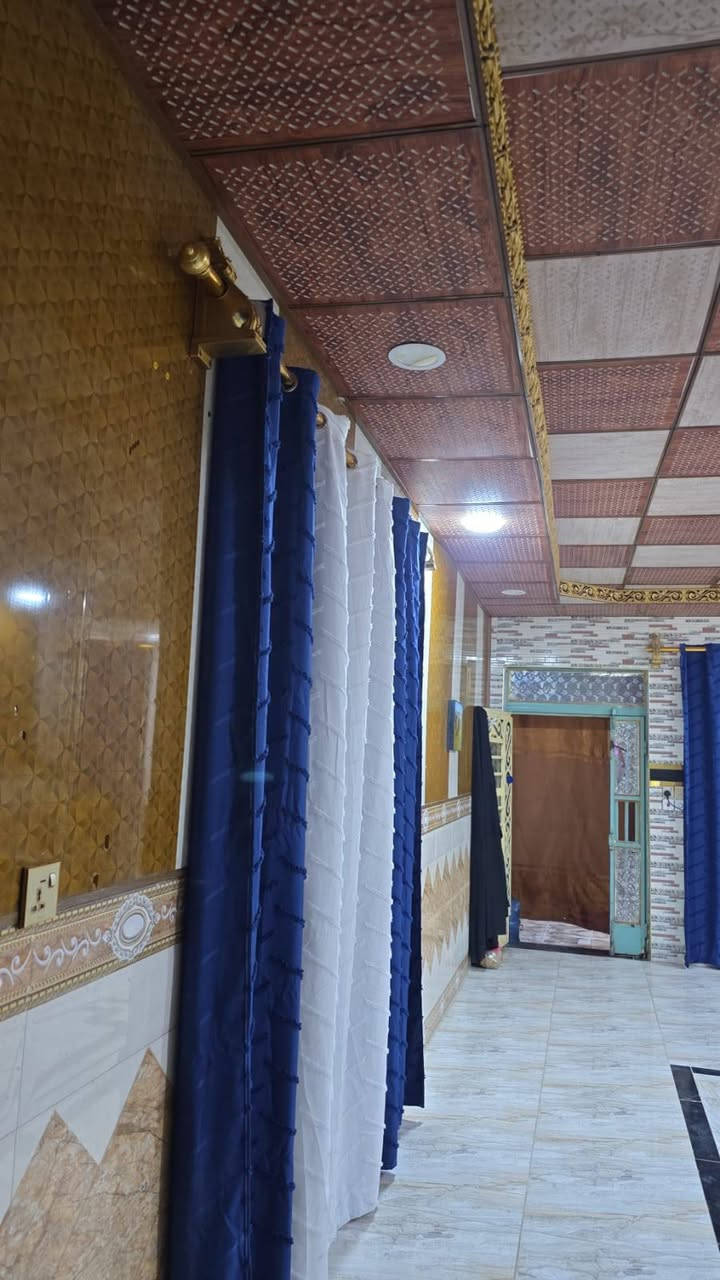 منزل للبيع بالمواصفات التالية:
• الموقع: الديوانية، الشافعية (منطقة السايدين).
• المساحة: 150 متر . 
• التفاصيل الداخلية:
غرف نوم عدد (2) 
صالة واسعة.
مطبخ.
براني . 
كراج سيارة.
 صحيات خارجية.
• السعر الكلي : 65 مليون 
• البيت مطلوب للمبادرة بمبلغ (28 مليون ) 
 للاستفسار والتواصل / يرجى الاتصال بمكتب أرض الرصين للوساطة العقارية على الرقم: ***********

