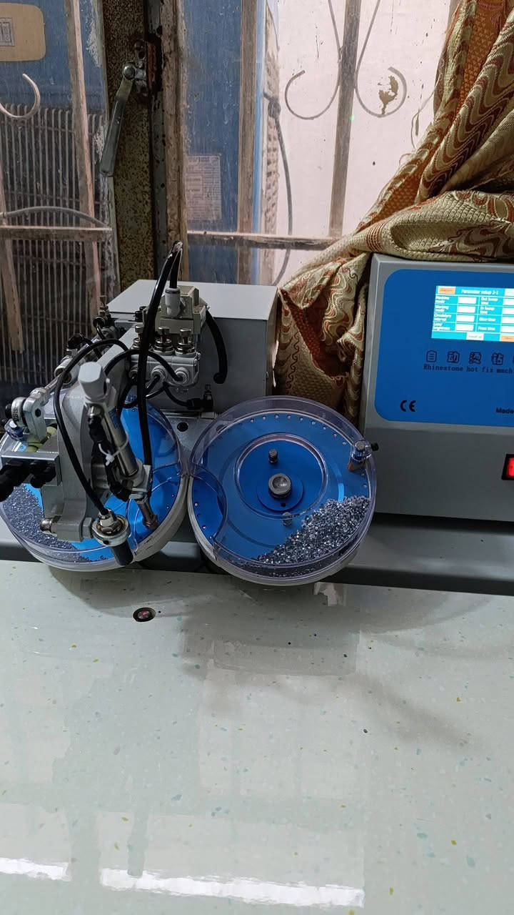 متاح جهاز كرستال او شذر مستخدم 10ايام فقط وياه كمريسر جديد +عدة السعر 15ورقه مكاني كركوك ***********
