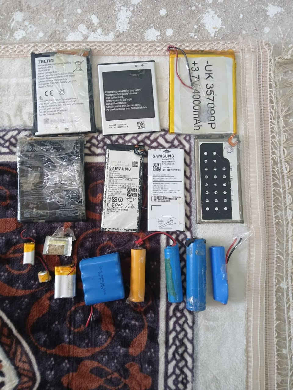 سلام عليكم أجهزة عاطلة مع مجموعة من البطاريات للبيع شلع وبسعر مناسب المراسلة على هذا الرقم بي واتساب ***********
