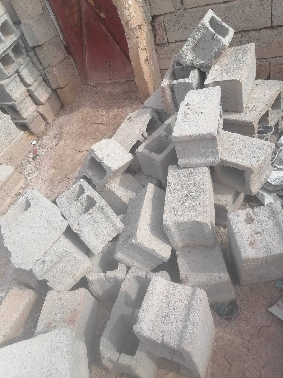 السلام عليكم بلوك للبيع مايقارب 300بلوكه و50(***********
