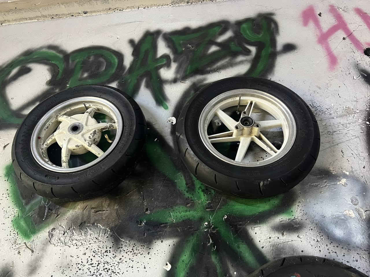 وياله وصالنصه مال اربعه للبيع مكاني الاعظمية وهاذ رقمي ***********
