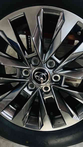 السلام عليكم اخواني عندي ويل لاندكروز اصلي مو تجاري ياباني اصلي جديد كلش  هو ويا تخم تاير (التاير صيني) بس خوش نوعيه 
السعر 16 ورقة وبي مجال بسيط للاستفسار  

 ***********
