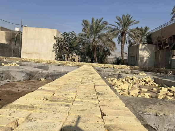 مباشره بيت مساحه ٤٠٠ في منطقه المطيحه 
جاري العمل بل بتلو البناء هرمي عل شكل تدريج 
الاستفسار أبو سند الخلفه 
***********
