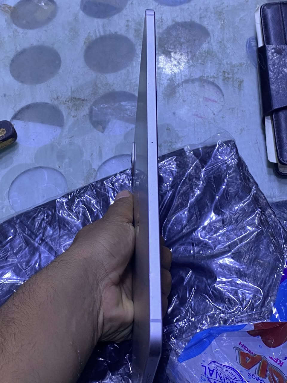 � للبيع iPad 11 M1 نسخة 256GB 🔥
✨ جهاز فخم وقوي مناسب للمونتاج، التصميم، الدراسة والألعاب الثقيلة
✨ معالج Apple M1 الجبار — نفس قوة اللابتوبات تقريباً
✨ ذاكرة 256GB تكفي ملفات، فيديوهات وبرامج بدون مشاكل
✨ شاشة 11 إنج سوبر Retina ألوان خرافية ودقة عالية
✨ يدعم Apple Pencil الجيل الثاني للرسامين والمصممين
✨ 4 سماعات ستيريو صوت نقي وعالي
✨ كامرات احترافية + تصوير 4K
✨ بطارية ممتازة تدوم لفترة طويلة
✨ الجهاز نظيف جداً واستخدام مرتب

💎 مناسب جداً لبرامج:
CapCut • Premiere • Photoshop • Procreate • الألعاب الثقيلة

📦 اللون: سبيس گري
📍 النسخة الأصلية بمعالج M1 السعر 575 وبي مجال


**إذا كنت صاحب هذا الإعلان وتريد حذفه لأي سبب، رجاءا أرسل رسالة إلى الدعم الفني**