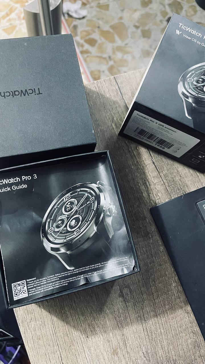 هذه هي أبرز مواصفات TicWatch Pro 3 GPS

التصميم والبناء

الأبعاد: نحو 47 × 48 × 12.2 مم

الوزن: حوالي 41.9 غ

الخامات: إطار من الستانلس ستيل مع هيكل من نايلون مقوّى بالألياف الزجاجية

أساور 22 مم قابلة للتبديل

مقاومة الماء والغبار: IP68 ودعم السباحة في المسبح

الشاشة

شاشة مزدوجة الطبقات:

AMOLED قياس 1.4 بوصة بدقة 454×454

شاشة FSTN منخفضة الاستهلاك للعرض الدائم Always-on

زجاج Gorilla Glass 3

المعالج والذاكرة

شريحة Qualcomm Snapdragon Wear 4100

ذاكرة RAM سعة 1 جيجابايت

تخزين داخلي 8 جيجابايت

النظام والتوافق

نظام Wear OS by Google

يعمل مع Android وiOS (بعض الميزات محدودة على iOS)

مساعد Google وGoogle Pay عبر NFC

الاتصال والملاحة

GPS مدمج متعدد الأنظمة (GPS/GLONASS/Galileo/Beidou)

Bluetooth LE وWi‑Fi 802.11 b/g/n

مكبر صوت وميكروفون للمكالمات والصوت

المستشعرات والصحة

مستشعر نبض PPG مع تتبع على مدار الساعة

قياس SpO2 (الأكسجين في الدم)

مقياس تسارع، جيروسكوب، بارومتر، ومستشعر إضاءة

تتبع النوم، الإجهاد، الخطوات، السعرات، وVO2 Max عبر تطبيقات Mobvoi

البطارية

سعة تقريبية 577 mAh

عمر بطارية حتى 3 أيام في وضع Smart Mode

حتى 45 يومًا في وضع Essential Mode منخفض الاستهلاك

شحن بمشبك مغناطيسي

ميزات إضافية

وجوه ساعات متعددة، تحكم بالموسيقى، إشعارات، تطبيقات متجر Google Play

دعم أوضاع تمارين متعددة مع تتبع دقيق للمسارات عبر


**إذا كنت صاحب هذا الإعلان وتريد حذفه لأي سبب، رجاءا أرسل رسالة إلى الدعم الفني**