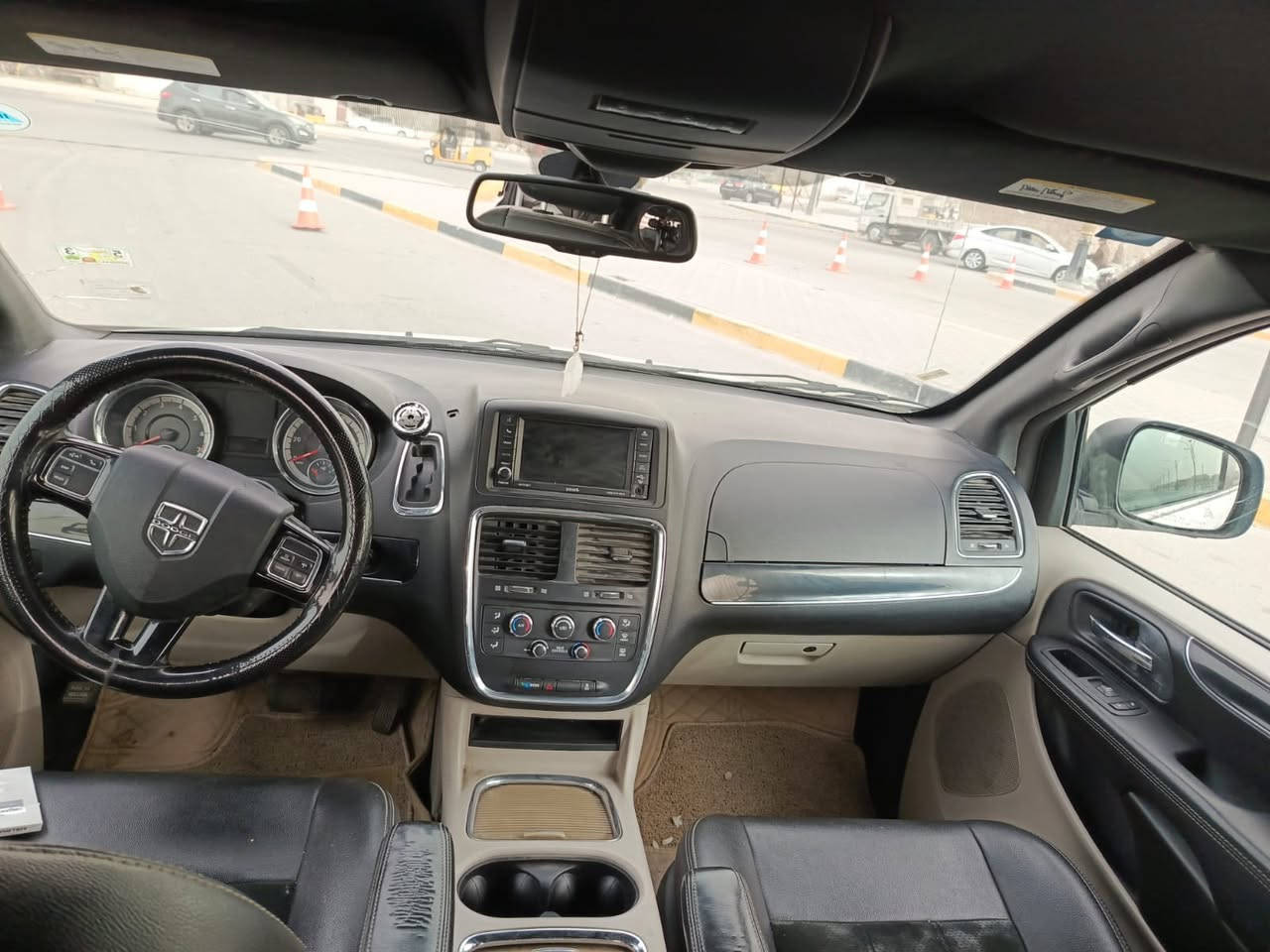 دوج كرفان مديل ٢٠١٧كفالة عامة حادثها تقرير فول مواصفات تشغيل عن بعد بيبان كهربائية رقم جديد هزة جديدة شرط تحويل جاهزة من كلشي سعر ١٧٠ وبيها مجال قليل ***********
