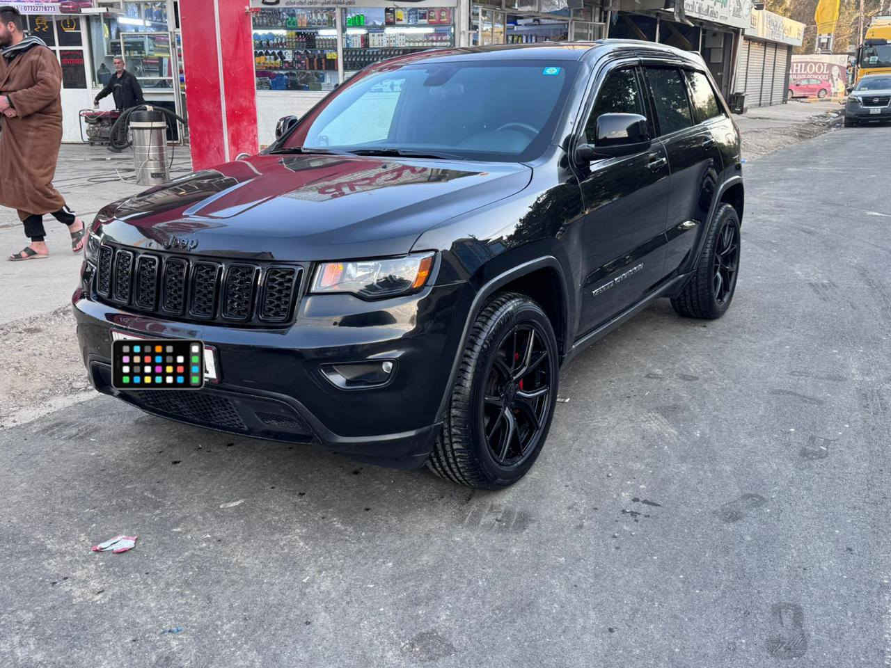 للبيع سياره جيب لاريدو 2018 وارد امريكي فول عدا الفتحه بيها صبغ جاملغ وربع البنيد بدون دواخل السعر 210 وبيها مجال ***********
