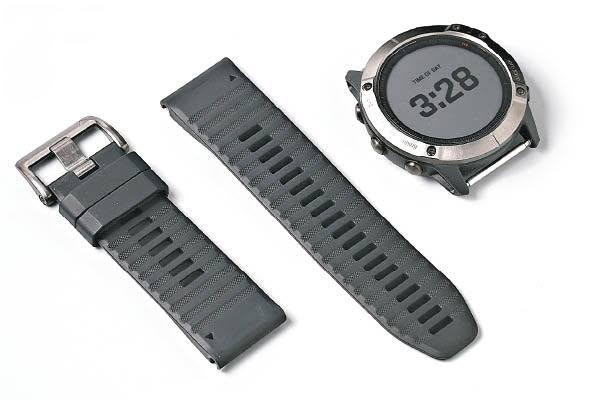 ساعة Garmin Fenix 6 Sapphire بمواصفات قوية تجعلها مخصصة للرياضيين ومحبي المغامرات الخارجية.
ساعة Garmin Fenix 6 Sapphire بمواصفات قوية تجعلها مخصصة للرياضيين والعسكرين ومحبين المغامرات الخارجية.

إليك أهم مواصفات هذه الساعة بشكل مبسط ومنظم:

الشاشة والتصميم

مادة العدسة: زجاج من كريستال الياقوت المقاوم جداً للخدش.

إطار الساعة: مصنوع من التيتانيوم الخفيف والقوي جداً (أو الفولاذ المقاوم للصدأ 

حجم الشاشة: بمقاس 1.3 بوصة قطر 47 وتعمل دائماً.

وضوح الشاشة: شاشة مرئية بوضوح تحت أشعة الشمس المباشرة (Transflective).

البطارية والأداء

الوضع الذكي: تدوم البطارية حتى 14 يوماً كمستشعر ذكي عادي.

وضع الـ GPS: تعمل حتى 36 ساعة متواصلة عند تشغيل نظام تحديد المواقع.

وضع توفير الطاقة: يمكن أن تمتد البطارية حتى 48 يوماً في وضع حفظ الطاقة الأقصى.

المستشعرات والملاحة

تحديد المواقع: تدعم أنظمة متعددة للأقمار الصناعية تشمل (GPS, GLONASS, Galileo) لدقة متناهية في البراري والغابات.

مستشعرات الصحة: قياس نبضات القلب من المعصم، ومستشعر Pulse Ox لقياس نسبة الأكسجين في الدم.

مستشعرات البيئة: بوصلة ثلاثية المحاور، جيروسكوب، ومقياس للضغط الارتفاعي (Barometric Altimeter).

الميزات الذكية والرياضية

الخرائط والموسيقى: تحتوي على خرائط طبوغرافية مدمجة للملاحة، وتتسع لتخزين وتشغيل الأغاني مباشرة عبر سماعات البلوتوث.

تتبع التمارين: قياس متقدم لأداء الجري، السباحة، ركوب الدراجات، التزلج، والجولف.

مقاومة الماء: مقاومة للماء حتى عمق 100 متر (ضغط 10 ATM).

🌹اللغة عربية

🌹النظافة 100 اخو الجديد 

🌹القطر 47

🌹تدعم خرائط العراق 

🌹تدعم شعارات الاتصال والرسائل عربي 

#السعر 300 الف مع سير هديه


**إذا كنت صاحب هذا الإعلان وتريد حذفه لأي سبب، رجاءا أرسل رسالة إلى الدعم الفني**