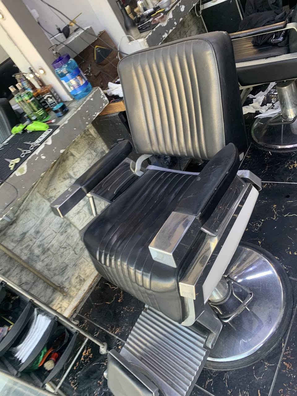 كرسي للبيع  السعر  ٣٥٠  او مجال  ***********
