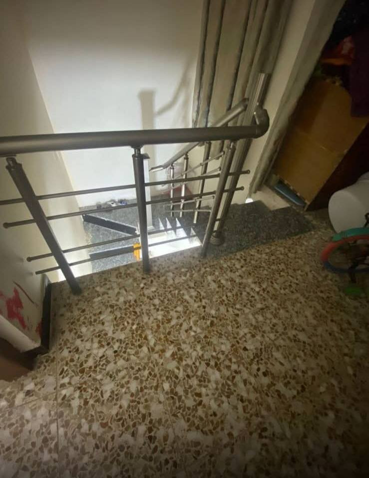دار للبيع... 
تفاصيل العقار الأساسية 🏠الميزة التفاصيل

المساحة الكلية 50 متر 
الأبعاد واجهة 5 متر × نزال 10 متر
حالة البناء جديد ونظيف (جاهز للسكن)

الموقع بغداد - الكرخ - حي الجهاد (الفرات/الهياكل)التصميم الداخلي 🚪
​غرف النوم: عدد (2) بوضعية مريحة.
​الاستقبال والصالة:
 مساحات مستقلة للضيوف وللعائلة.
 مطبخ متكامل، مجموعة صحيات، ومنور للتهوية والإضاءة الطبيعية.

​المميزات الجغرافية 📍
​مجاور لـ مطار بغداد الدولي.
​قريب جداً من الهيئات التعليمية (جامعة المشرق وجامعة البيان).

​منطقة مخدمة وهادئة.

​للتواصل والاستفسار 📞

​عبر الواتساب: ***********

​للاتصال المباشر: ***********
