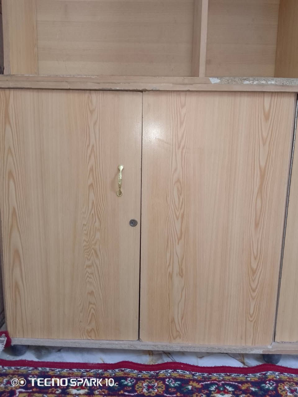 معرض للبيع مقسوم قطعتين قطعه بوفيه وقطعه معرض يصلح مكتبه ويصلح كاونتر مطبخ السعر مناسب جدا التواصل خاص اتصال ***********  واتساب ***********
