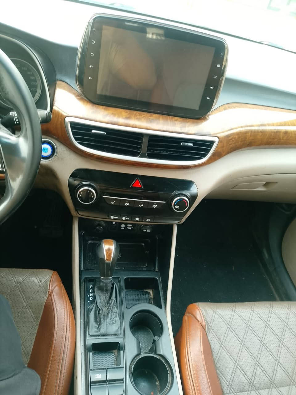 توسان موديل ٢٠٢٠ خليجي الكاصد فول مواصفات واحد/واحد بصمة تشغيل بصمة ابواب كشنات جلد ثنينهن كهرباء تبريد قطعتين ٥ ويل كب بانوراما سياره جديده لوك محرك ٢٠٠٠ دوش محرك وكير كفاله بيها بنيد بي حالوب فقط باقي السياره كفاله السعر ١٧٨ ورقه مكان السياره بغداد الرصافه ***********
