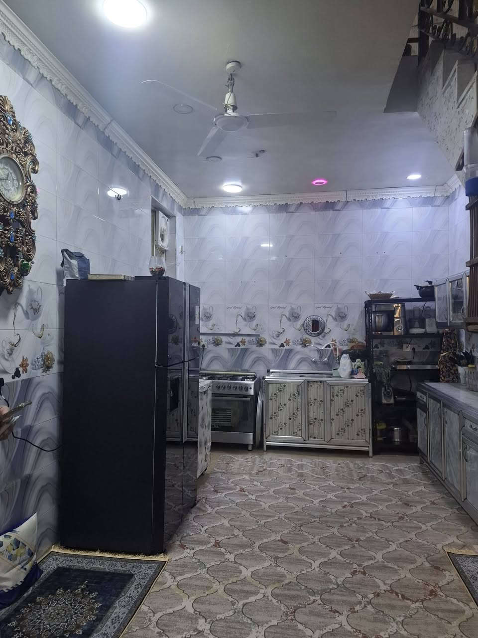 نصف قطعه خلفيه بناء حديث طابقين صاله كبيره مطبخ واستقبال وخدمات والطابق الثاني غرفتين وخدمات  وفوگ بيتونه كبيره وسطح يحتوي على مخزن للا ستفسار الاتصال على الرقم ***********
