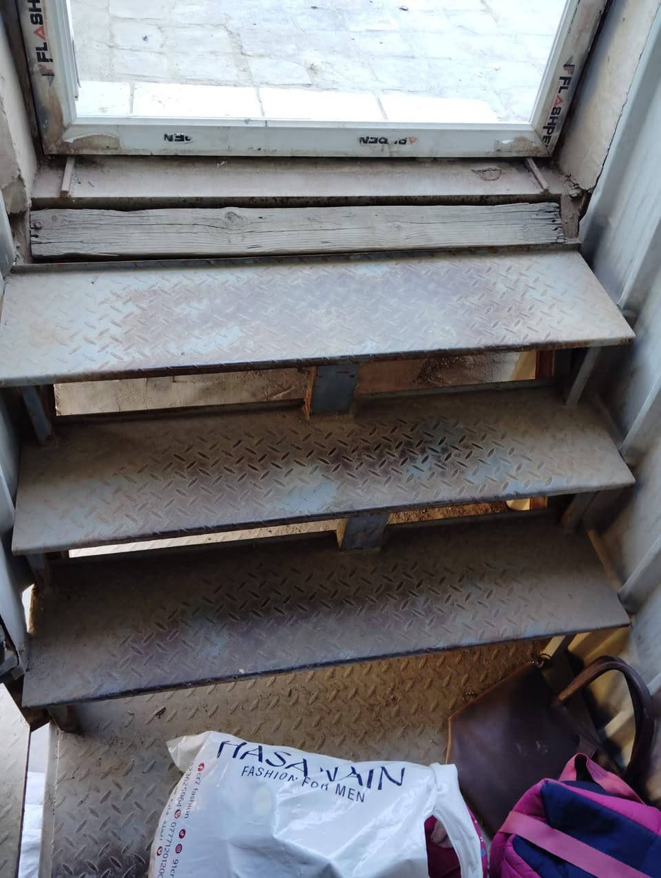 السلام عليكم
درج حديد  للبيع شغل تزكام يتكون من 16 بايه مغلف بالجينكو نظيف جدا للتواصل 
***********
