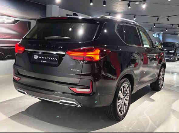 Rexton (KGM) 
ريكستون من شركة سانك يونك الكورية 
بأقساط شهرية على 6 سنوات وبدون حجز مروري
ضمان گير ومكينة 3 سنوات  
السيارة تجي 4WD و 2WD 
كامل موصفات 
مواصفات السيارة 👇🏻 
تجي 7 راكب بمحرك 2000Turbo 225HB  وگير من شركة أيسن اليابانية AT 6Speed
كشنات جلد  كهرباء تدفئة وتبريد 
مري كهرباء شفط
3 قطع تبريد 
بصمة 
كامرة وحساسات خلفية 
فتحة بالسقف 
صندوق كهرباء 
اوامر صوتية 
شاشة لمس تدعم النظامين Apple Carplay,Android 
ABS , ESP 
مصابيح ليد كاشفة للضباب 
تتوفر بالنقد والاقساط 
للحجز واتساب 👇 
***********   مهندس علي حلة
