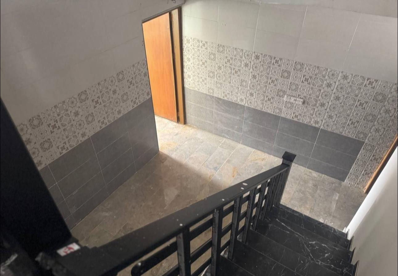 🏡✨ منزل مميز للبيع ✨🏡
📍 قرب جسر البنوك – الضباط

موقع راقٍ وهادئ جدًا، مناسب للسكن العائلي

📐 التفاصيل:

▪️ المساحة: 105 م²

▪️ الجبهة: 5.25 م

▪️ النزال: 20 م

▪️ المنزل فارغ حاليًا وجاهز للتسليم

🏠 مواصفات المنزل:

🛏️ ثلاث غرف نوم سويتات

🛋️ صالة مريحة

🍽️ مطبخ

🚗 جراج سيارة

🌿 مميزات إضافية:

✅ لا يوجد مقابل البيت ( جار )

✅ موقع هادئ جدًا

✅ قريب من الخدمات والأسواق

📞 للمعلومات والمعاينة:

الاتصال مباشرة.*********** 

السعر 380 مليون مع المجال 

❓ تحب تسكن بمكان هادئ وقريب من كل شيء؟

📩 راسلنا الآن ولا تفوت الفرصة
