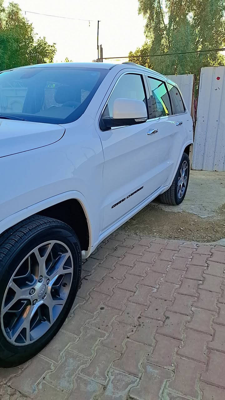 سلام عليكم جيب 2020 خليجي
كراند شيروكي فه📍  اوفر لاند 
 
 
اعله موصفات
جكات 
ورقم مميز سليمانيه بسمي الجديد 

 
الموديل : 2020 . (خليجي) . مكفول من فتح 
المحرك : V6.  3.6L .
العداد:78 الف m  

سياره جديده بمعنى الكلمه 
* المواصفات : داخل مشمشي    . . 
* نقطة عمياء .
* دفع رباعي 4x4 . 
* فرش المقاعد من الجلد . 
* المقاعد الأمامية كهربائية .
* ذاكرة لحفظ وضعيات الجلوس . 
* المقاعد الأمامية وخلفيه مع تدفئة . + تبريد 
* ويل قياس 20 انج 
* مقود السائق كهربائي . 
* تدفئة ستيرن . 
* سقف بانوراما .
* شاشه 8.4 انج .
* نظام الملاحة (GPS) . 
* نظام خاص للطرق الوعرة . 
* مصابيح امامية زنون . 
* المصابيح الأمامية مع LED لايت . 
* كشافات الضباب زنون . 
.* تشغيل عن بعد .
* صندوق كهربائي .
*  حساسات أمامية . 
*  حساسات خلفية .
* كاميرا خلفية .
* بخاخ ماء لتنظيف المصابيح الامامية .
* مرايا بخاصية التعتيم الذاتي . 
* مرايا جانبية قابلة للطي كهربائيا . 
* بلوتوث تلفون . 
* محدد سرعة . 
* نظام تشغيل واطفاء اوتماتيكي للمحرك للتوفير من صرف الوقود .
مكاني بغداد📍***********
