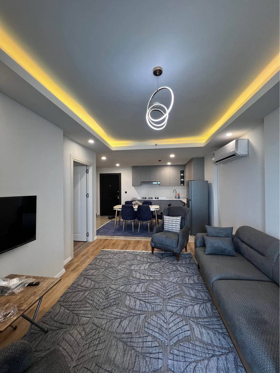 شقة مودرن ومؤثثة بالكامل (Full Furniture) الإيجار في أربيل ✨
غرف و صالة .
 الإطلالة: واجهة خارجية امباير و دريم سيتي
📍 الموقع: أربيل
📞 للاستفسار:*********** أربيل, العراق
