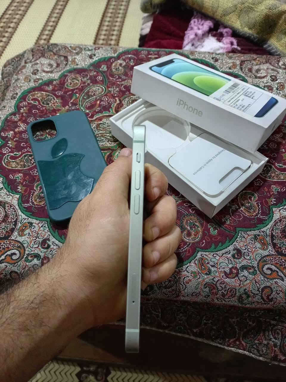 ايفون12مني يعني صغير جهاز وتر مامفتوح كامل ملحقات عدك رقم1كامره مرات تخوش بطاريه91 ذاكره 128 سعر 225قفل متواجد هنا ***********
