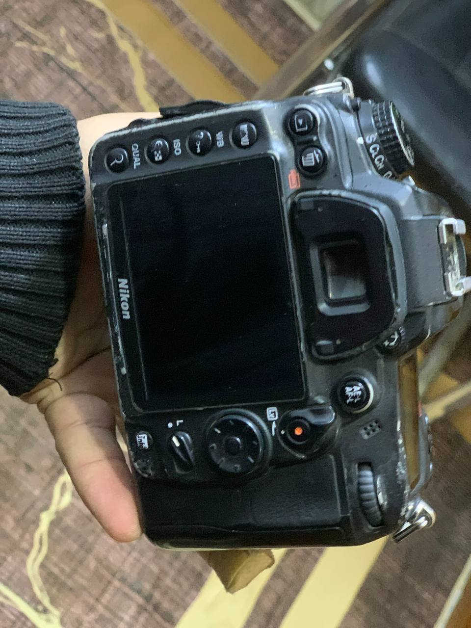 كامره نيكون 700 نضافه 70%  البيع ب450
وبيهن مجال الشراي وهاذه رقمي ***********
