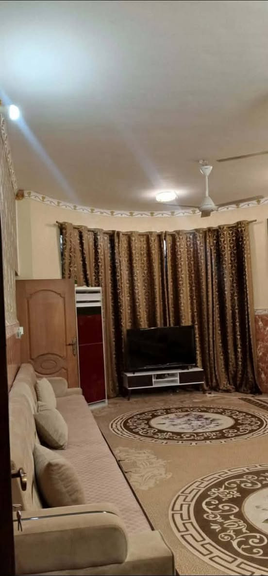 السلام عليكم دار للبيع طابو صرف المساحة ٢١٠م المكان حي الزهراء خلف المعهد قرب شارع القوس البيت يحتوي على استقبال وغرفة ومطبخ وصاله وصحيات داخلية وخارجية وطارمه ومناور عدد٢ والطابق الثاني يحتوي على ثلاثة غرف وصالة وصحيات اساس كونكريت البناء طابوك درجة أولى للأستفسار اتصال ***********
