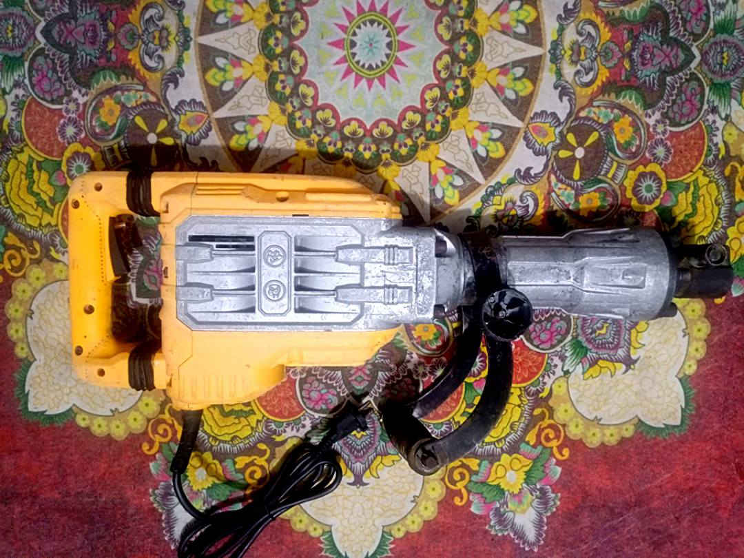 سلام عليكم
دريل كسار كبير ماركة تازاكا
نضيف سعر 85

كوسرة ماركة تام نضام السرع
نضيف سعر 30

كوسرات ثنين النوع بالوني
نضيفات سعر الوحدة 35

مكان بغداد البلديات يوجد توصيل 
رقم واتساب ***********
