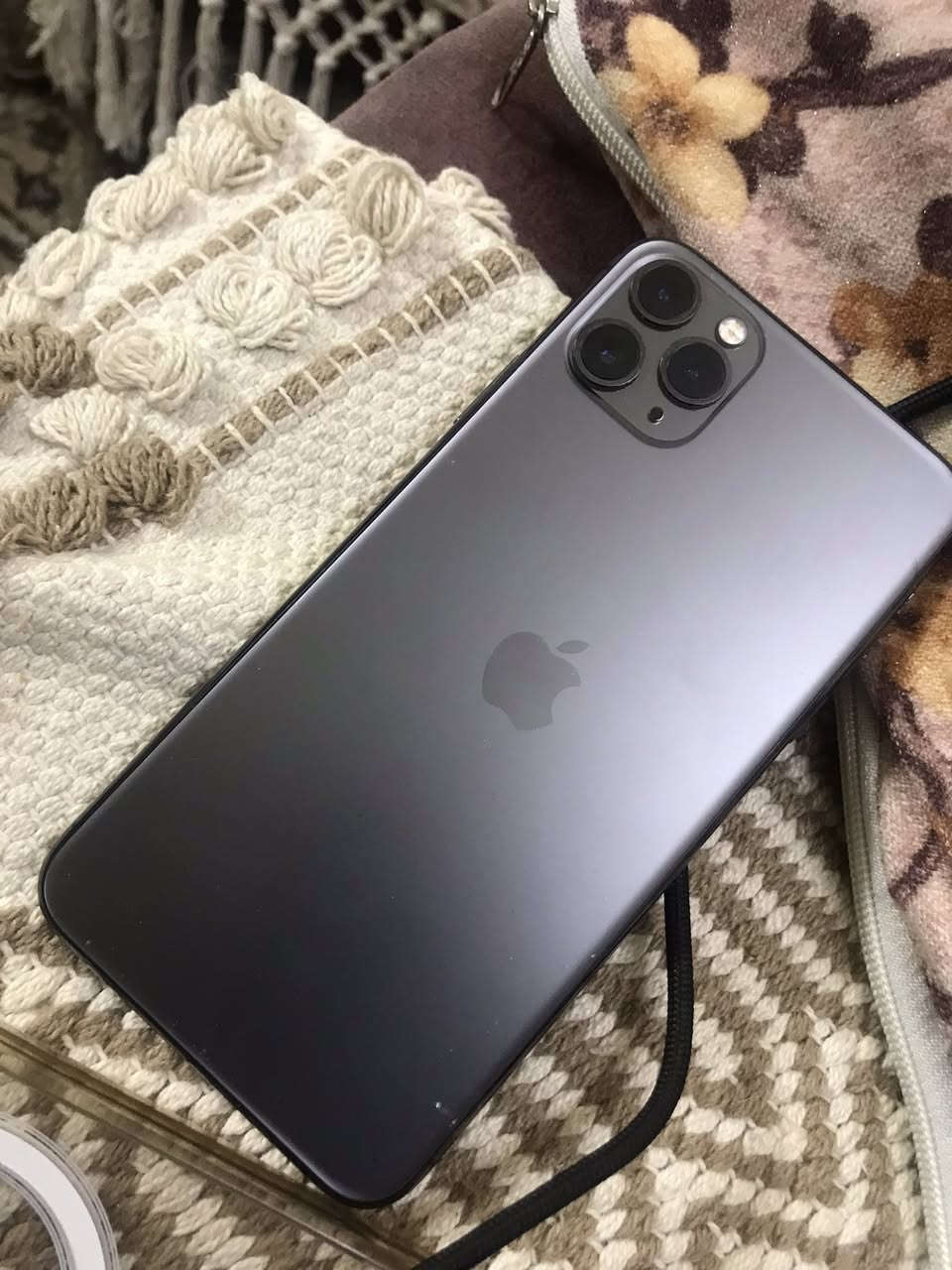 السلام عليكم 
ايفون ١١ برو ماكس ذاكرة ٦٤ جهاز نظيف ويخبل مبدل شاشة بكندا ولا مبين انو مبدل شاشة ٣ خيارات ومن تطبق على قطع الجهاز مايطلع انو هي مبدلة بطارية ٧٤ مال الجهاز الاصلية الجهاز كلشي شغال بي بي بس فطر صغير بالكزاز مال الشاشة وما مأثر على المس سعره ٢٧٠ بي مجال بسيط 
موجود واتساب ***********
