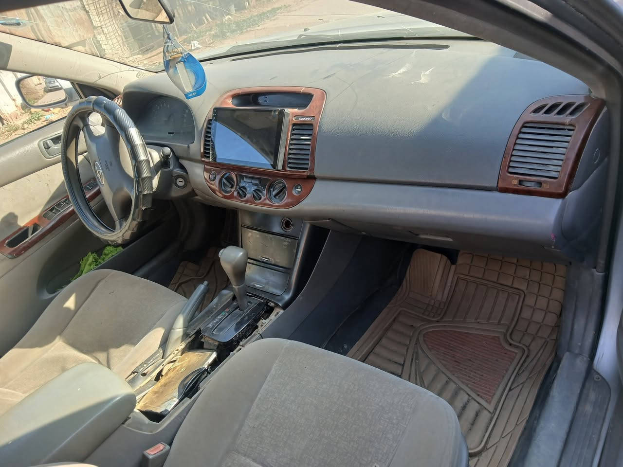 كامري للبيع لون رصاصي مصبوغة حزام رقم ديالى السعر ٨٠ وبيه مجال للاتصال***********
