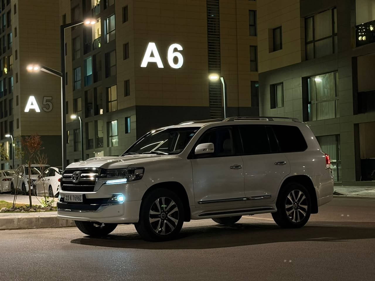 اسلام عليكم
لاندكروز 2019 للبيع
كراند تورنك SAS باب اول 
3 شاشات
شاحن واير ليس 
الكشنات كهرباء كشن السايق 3 حركات 
فتحه
بصمه جميع الابواب 

سياره كفاله عامه  ما عدى الدعاميه الخلفيه صبغ اثر شخوط 
ماشيه حقيقي 78km
السعر 535$

 مكان السياره بغداد حي الجهاد 
***********
