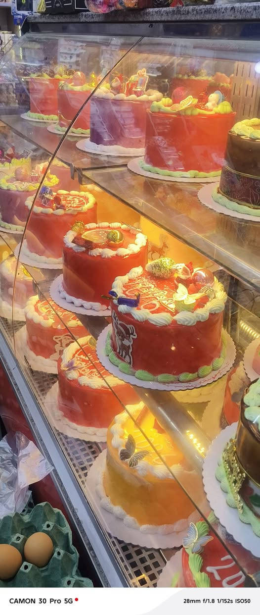 السلام عليكم
يوجد عارضة كيك للبيع
العارضة موجوده حالين بسنتر بياسين خريبط
شغاله وجاهزه بس تتفق ويه صاحب السنتر 
تنزل بيها شغلك وصاحب السنتر إنسان جداً راقي
تريد تشتريها وتسحبها بكيفك 
أنه انتقلت لمكان بعيد وصارت بعيده على مكان عملي 
باقي التفاصيل على الواتساب 
***********
ملاحظة بعد كم يوم ايصادف عيد الام مناسبه قويه
