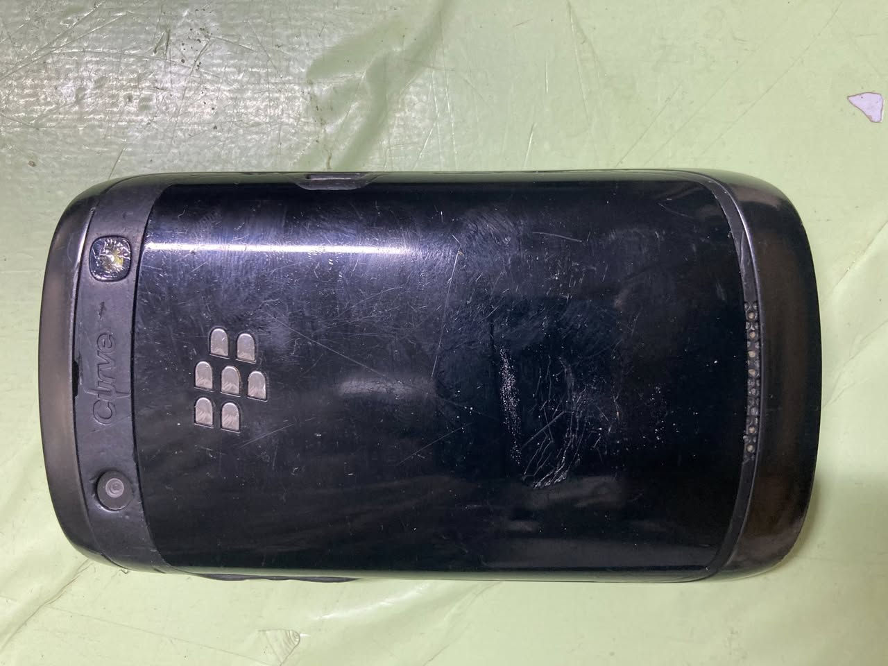 موبايل بلاك بيري 9360 للبيع مستعمل   )
المواصفات 

الرام : 8BG
الشاشة : تعمل  
اللمس :لايدعم  
البلوتوث : يعمل 
واي فاي : يعمل 
البطارية : جيدة   
الشاحن :   كلاكسي عادي  
كامرة  الخلفية : تعمل
الصوت : يعمل
اللغة : اللغة الانكليزية فقط 
سيم كارت واحد 
إمكانية اضافة رام خارجي   
نظام التشغيل :  بلاك بيري   
الجهاز بدون ملحقات 
الاضرار :  وجود خدوش بسيطة  

السعر ٢٥  الف  دينار 
الاتصال واتساب : ***********  
بغداد شارع فلسطين ساحة الموال
