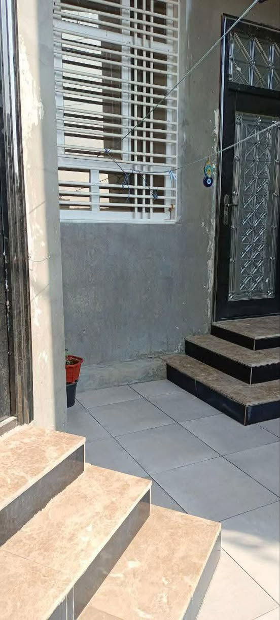 🏠بيت للبيع 

الطابق الاول 

⛺️يتكون البيت من غرفتين 4*5 

⛺️صاله 5*8 مجموعه صحيه 2*3  

⛺️براني 4*8 مع مجموعه صحيه داخل 

⛺️البراني مطبخ 5*4 كراج وحديقه صغيره

الطابق الثاتي 

⛺️ يحتوي علي مجموعه صحيه 2*3 وصاله 5*7 بناء درجه اولى وحديث البناء 2022

 🔀198م
واقع حال 203

📍📍📍📍📍

العنوان شارع الصب فرع اسواق كيان تدخل بالفرع مالت الأسواق مو اول فرع ثاني فرع على السيار البيت مقابل ساحه يعني حديقه عامه
للتواصل 
واتساب ***********
او ماسنجر
