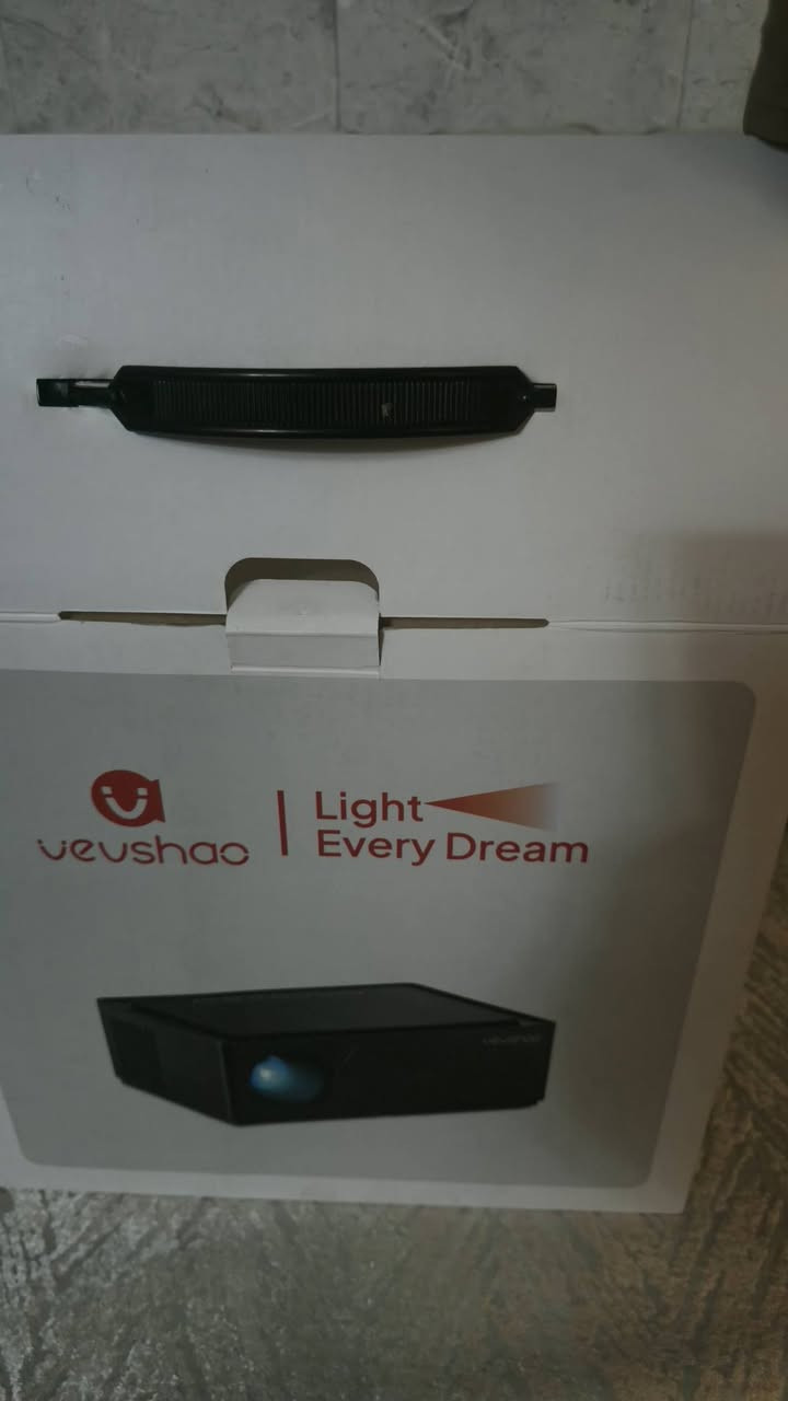 نوع VEVSHAO، وبالتحديد الموديل A25.
يعمل بنظام أندرويد ويدعم واي فاي، مما يجعله ذكياً وقابلاً للاتصال بالإنترنت. 

يوفر دقة عالية تبلغ 1080 بكسل مع دعم تشغيل فيديو بدقة 4K وتجربة ثلاثية الأبعاد. 

يتميز بسطوع يصل إلى 1200 ANSI لومينز ونسبة تباين 18000:1 لتجربة بصرية واضحة. 

يعتبر جهازاً محمولاً مناسباً للترفيه المنزلي، الاجتماعات المكتبية، والتعليم.


**إذا كنت صاحب هذا الإعلان وتريد حذفه لأي سبب، رجاءا أرسل رسالة إلى الدعم الفني**