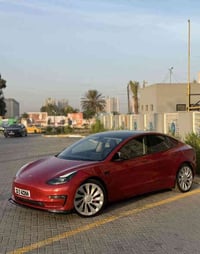 تيسلا مودل 3 بيرفورمانس لون احمر  سنة الصنع : 2023 الضرر : السياره بيه...