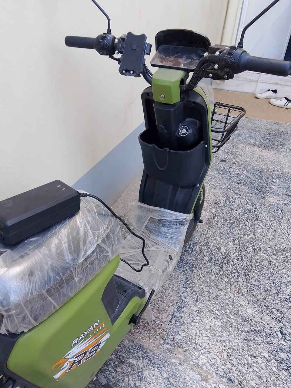 سلام عليكم دراجه شحن R9جديده ستخدام كلش قليل بعده بجياسه تحتوي على سماعات بلوتوث تحتوي على ستاند للمبايل تحتوي دبل اشاره مرايات جانبيه. تحتوي على نشرات. مفاتيح بصمه وكارت 
2024 السعر 550الف وبيه مجال. 
الرقم ***********
العلوان  البصره  القبله
