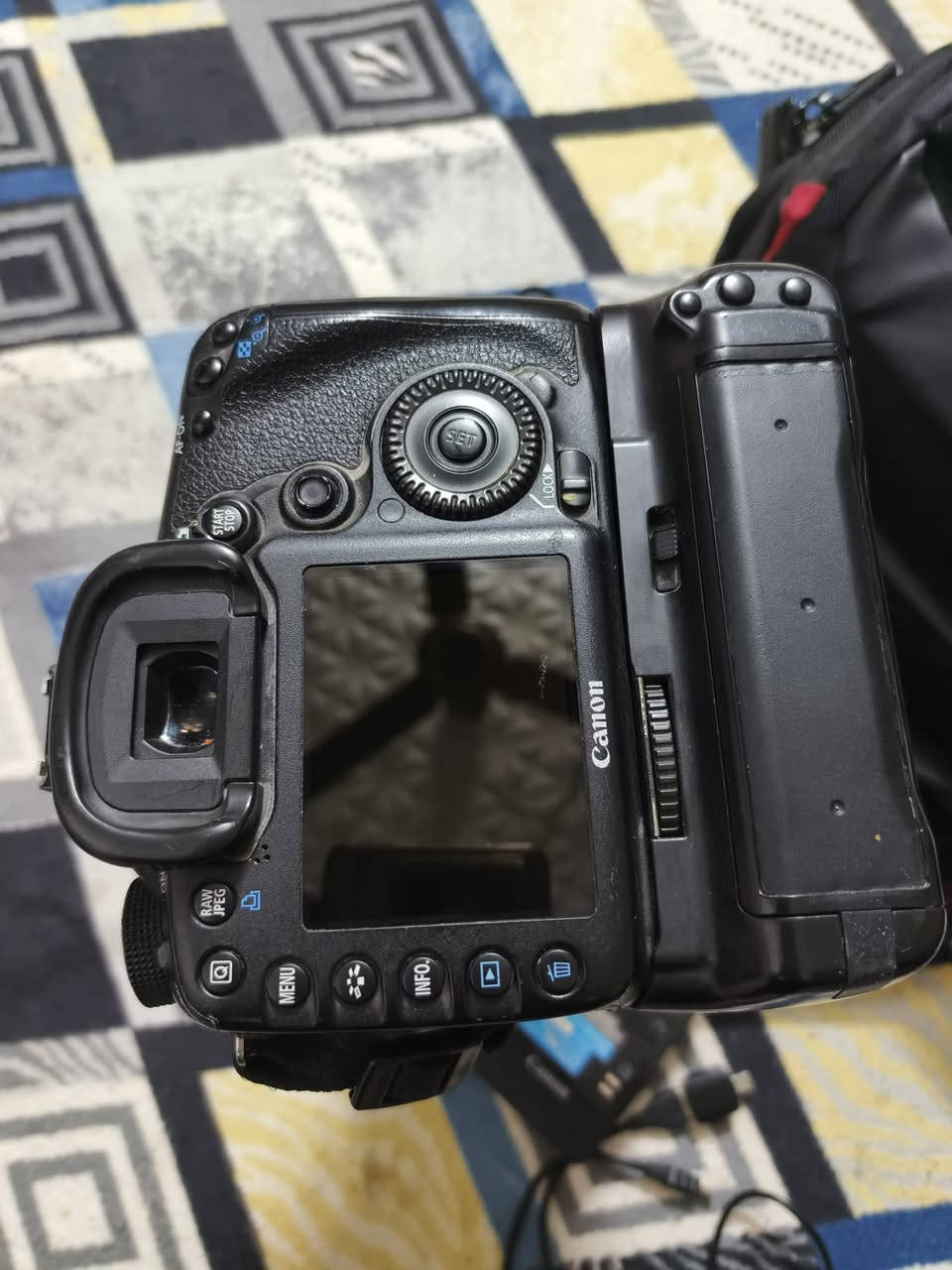 كاميرا كانون دي 7 مارك1  استخدام جداً قليل ونضيفه جداً جداً 98‎%‎
غراضه
2جنطة كاميرا 
كرب للكاميرا + دبل بطارية 
3- شاحنة الاصلية للكاميرا
السعر خاص 
رقمي : ***********
بيه واتساب ومفتوح
