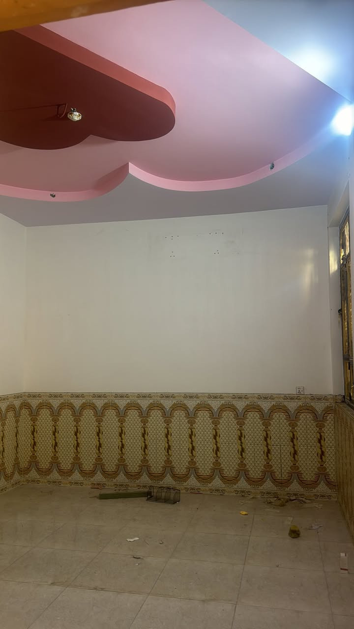 #وينك_دور_مناسب_وجديد_وقسط 

دار سكن طابو صرف مساحه 150 متر 
طابق واحد بناء حديث سنه البناء 2025
غرفه وهول ومطبخ واستقبال ومجمعات صحيه 
كراج سياره ديكورات نقوش مغربيه كله البيت خدمات مي كهرباء مدارس ثاني بيت من التبليط 
تسليم مفتاح مباشر بعد العقد وبعد والك كاونتر هديه جديد من ضمن الدار 
الدار #مطلوب_لمصرف_العقاري 
يباع بمقدمه (تطلوعه ) والطلب يتحول على المشتري 
مع تغير الكفيل ونقل ملكيه العقار إلى المشتري  
ابو غرق بدايه حي المرتضى 
الأستفسار الأتصال 
***********

‭0781 295 5129‬

#الدار_المعموره_للعقار 

ملاحظه //من لديه عقار ويرغب بالبيع مراسلت الصفحه او الاتصال

