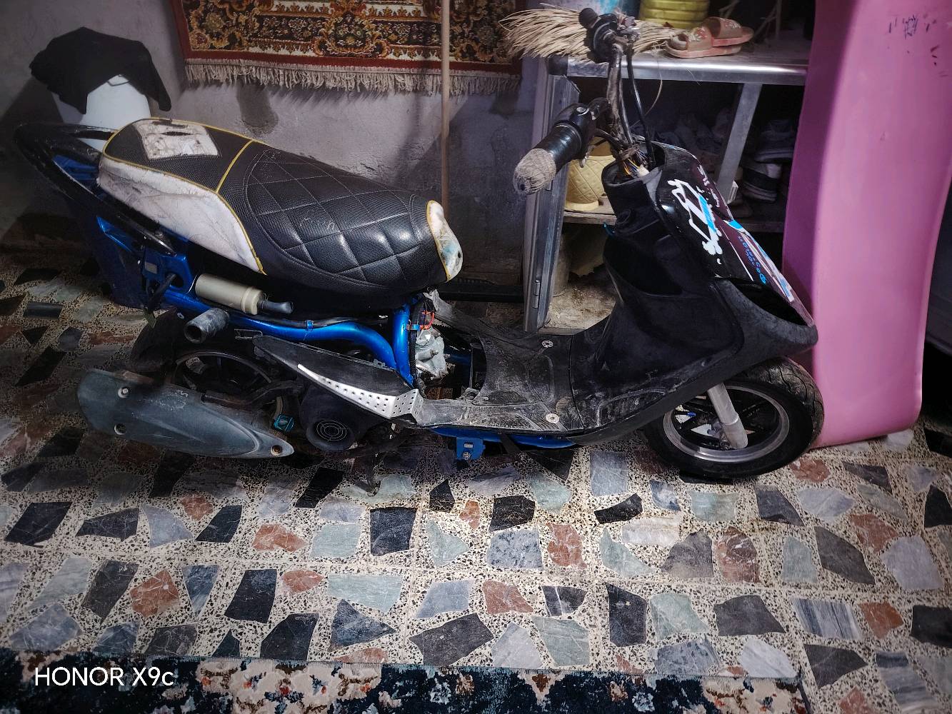 دراجة نارية مستخدمة للبيع. مناسبة للمهتمين بالمواصلات السريعة والموفرة للوقود. الدراجة بحاجة لبعض الصيانة كما هو موضح في الصور. الأسعار مرنة ويمكن التفاوض عند الجدية.