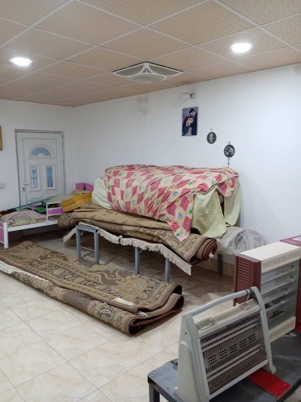 السلام عليكم
مكلف بالنشر 
السعر ٧٠ مليون بي مجال 
بيت للبيع في محافظة ديالى قضاء خانقين حي الشهداء  خلف الكليه الرياضيه طابو صرف قاطين مساحة 120 متر  بيت ر طابقين الطابق الأول  يحتوي على  غرفة نوم عدد1  وهول داخلي ومطبخ  ومناور اثنان بيت فول كاشي بيت كامل سقف ثانوي  وطابق ثاني يحتوي على غرفة نوم عدد2   وصحياة كامل كاشي ومطبخ حار  للاستفسار الاتصال على الارقام التاليه
***********
***********
