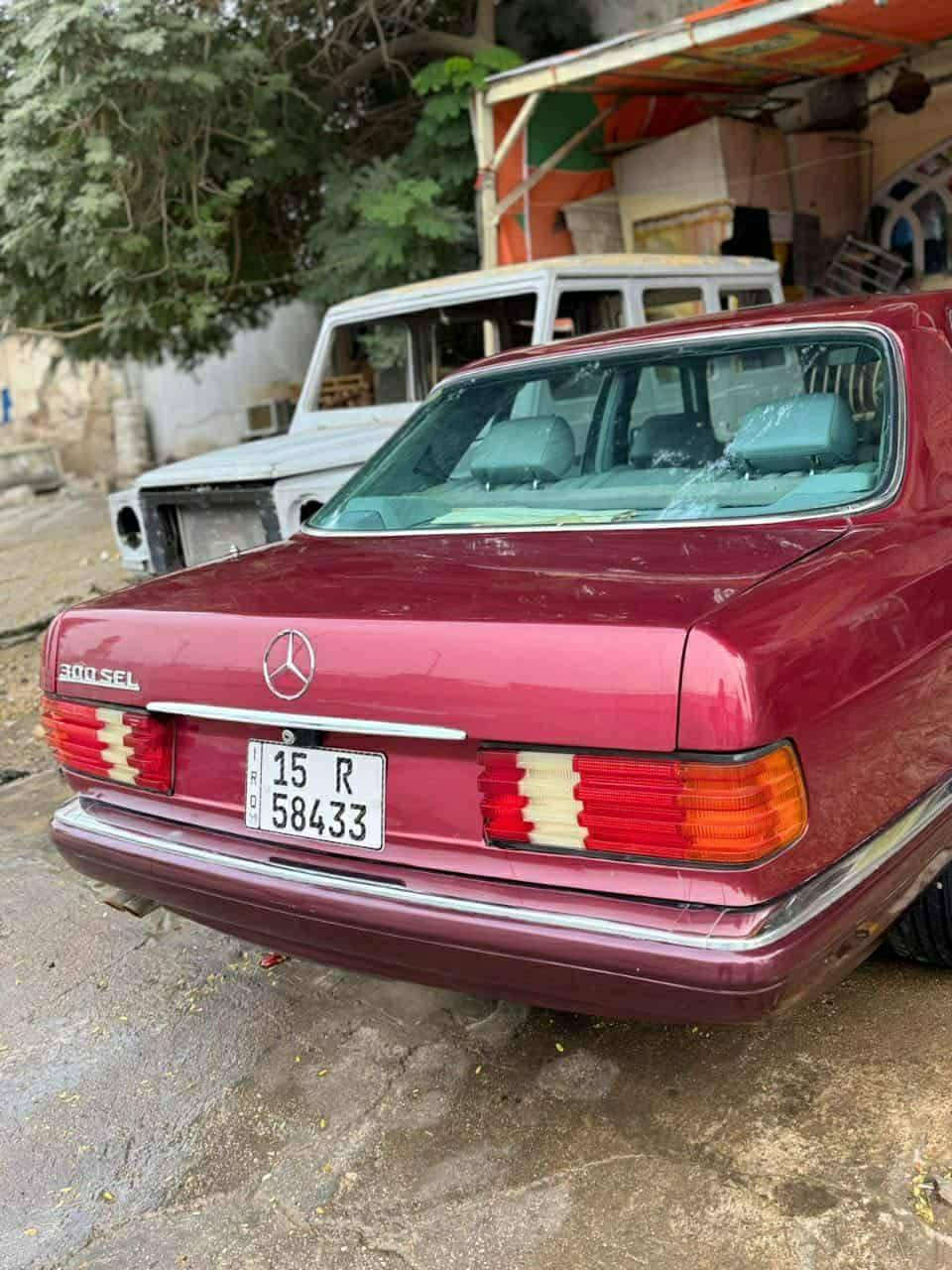 السلام عليكم /
مرسيدس رئاسـي SEL300 خليجية اصل

الموديل 1991 اصل مكينة 300قبق اسود عنكبوت بلاد
الباب الطويل لون كرزي 
(رقم انبار انكليزي تحويل ثاني يوم )
السياره دواخلها كلش حلوه غرفتها لوك 
تخم تاير جديد دبل مروحه هورن 
جام اربعه كهرباء
سلايت ستيرن كهرباء اريل كهرباء منضومه بانزين بأكملها وارد من تانكي وانت نازل كله جديد وارد حداديه خير من الله سياره احله من الصور ومتعوب عليها مو تلزيك مكانها بغداد شارع حيفا رقم الهاتف (***********)   السعر 105وبيها مجال لشراي
