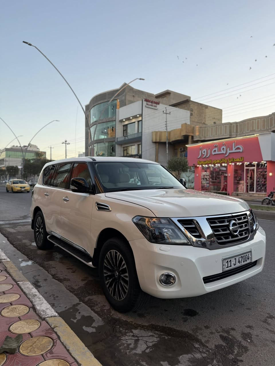 السلام عليكم.                                                                            باترول 2011 خليجي 
SE
المحرك الصغير المرغوب  
رقم بغداد باسمي رقمه حلو 
شاشه كامره حساسات خلفيه 
كشن كهرباء 
الصندوك كهرباء 
سلايد روف ( تنته ) 
السياره كلش حلوه وجاهزه 
محرك جديد 
تايرات جديده 
منضومة زنون كلش مرتبه 
إشارة ترحيب 
بصمة  وبصمة أبواب 
السياره مكفوله من الحادث والضربه 
مصبوغه(سبب تقشير الصبغ )معرف هل شي بل باترول 
وصوره قبل ما تنصبغ موجوده 
*********** 
***********
