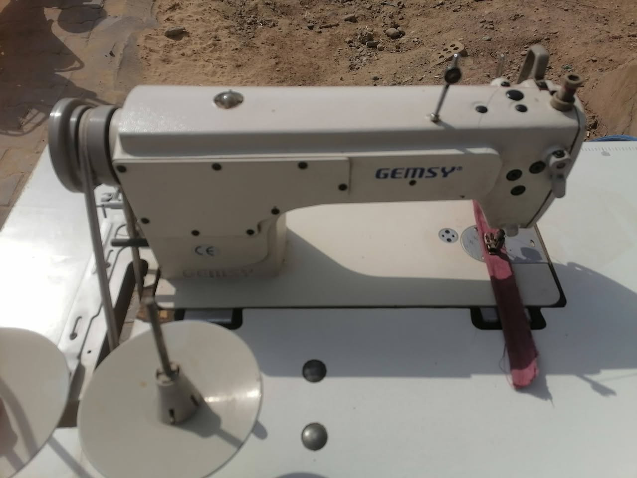 السلام عليكم مكينه صناعي جمسي حفر اصلي نظيفه جدا تخيط جميع انواع الأقمشة والفيزون العنوان الطارميه مقابل جامع الكيلاني السعر ٢٥٠ الف وبيها مجال تصال *********** ***********َ
