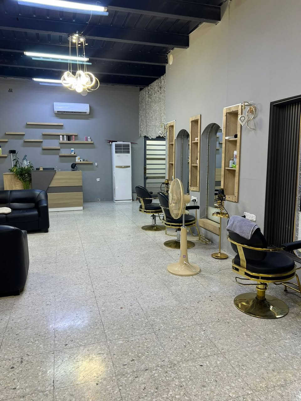 السلام عليكم بيع مركز تجميل كامل بكامل محتوياته  بيع مستعجل لغرض السفر 
للاستفسار ع ***********3
