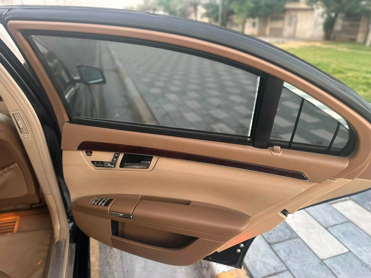السلام عليكم
مارسيدس S500 خليجيه فول الفول 

موصفات معروفه ب500 

لارج 

5 بردات 

دبل جام 

داخل عسلي بالكامل 

تبريد 3 قطع 

شاشات خلفيه 

دبل ماوس أبواب وصدوك شفط 

تخم تاير عليها جديد

صدر خلفي امامي جديد 

بلوتوث زرع 

محدثة 2013 تحديث كامل حتى الشاشات الداخليه 

لايت ويا الستيرن يفتر 

ناضور ليلي 

كأمره خلفيه بلاديه 

مري شفط وقلاب 

بانوراما 

سياره جديده بمعنى الكلمة 

مكفوله من حادث من صبغ 

ماشيه 175 الف كشنات خلفيه أماميه تدفئه وتبريد 

فول الفول مواصفاتها مكاني بغداد 

*********** 

*********** 

سعرها 185  وبيها مجال ماكو هيج سياره جديده بهذا السعر مستعجل واريد ابيع واليجي بي خير ويدلل
