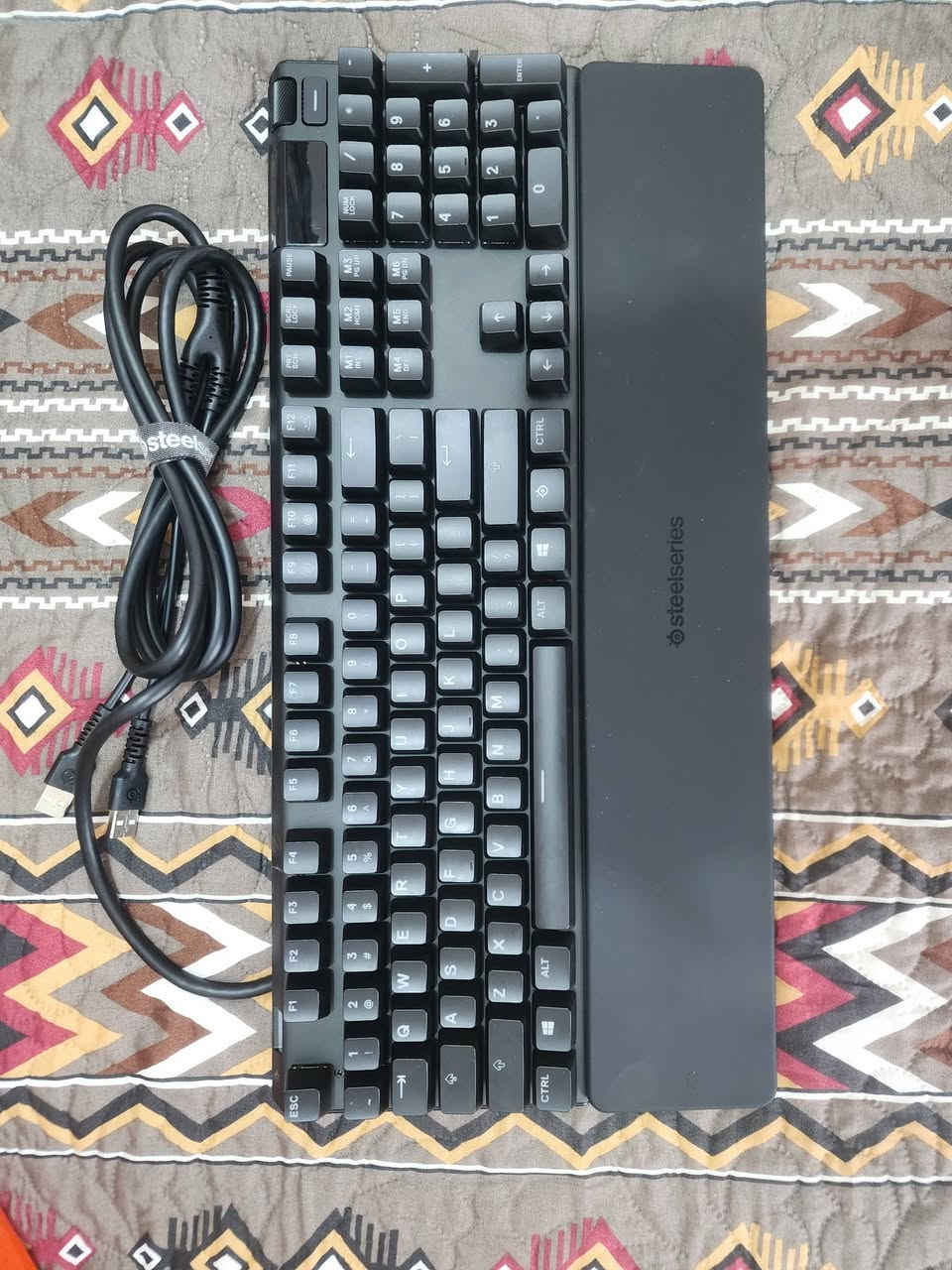 المواصفات التقنية الرئيسية:
​نوع المفاتيح (Switches): مفاتيح ميكانيكية حمراء (Red Linear Mechanical Switches)، تتميز بأنها سريعة وناعمة، وتوفر استجابة خطية ممتازة للألعاب.
​الشاشة الذكية (OLED Smart Display): يأتي مزوداً بشاشة OLED مدمجة تعمل كمركز قيادة، حيث تعرض معلومات اللعبة، رسائل Discord، أو الأغنية الحالية، مما يتيح لك تعديل الإعدادات دون الحاجة للخروج من اللعبة.
​هيكل الكيبورد: مصنوع من الألمنيوم المستخدم في صناعة الطائرات (Aircraft-Grade Aluminum Alloy)، مما يمنحه متانة عالية جداً وشكلاً عصرياً.
​مسند المعصم: مرفق معه مسند للمعصم مغناطيسي فاخر (Premium Magnetic Wrist Rest) لراحة اليد أثناء جلسات اللعب الطويلة.
​الإضاءة: إضاءة RGB لكل مفتاح على حدة (Dynamic Per-Key RGB Illumination)، مع خيارات تخصيص واسعة عبر برنامج SteelSeries Engine.
​الإضافات والمنافذ:
​منفذ USB Pass-through مدمج لتوصيل أجهزة أخرى مباشرة بالكيبورد.
​أزرار وسائط مخصصة (Dedicated Multimedia Controls) للتحكم في الصوت والوسائط بسهولة.
​نظام إدارة الكابلات (Three-Way Cable Routing) في أسفل الكيبورد لتنظيم أسلاك المكتب.
​مميزات الأداء:
​تقنية Anti-Ghosting: مزود بتقنية 100% Anti-Ghosting مع خاصية 104-Key Rollover لضمان تسجيل كل ضغطة مفتاح بدقة مهما كانت سرعتك في اللعب.
​عمر المفاتيح: مضمون لتحمل 50 مليون ضغطة، مما يعكس متانته العالية.
​التوافق: متوافق مع أجهزة الكمبيوتر (PC)، ماك (Mac)، بالإضافة إلى منصات الألعاب Xbox و PlayStation. 

بل سوك 250 ابيع 180و بي مجال تواصل واتساب 

***********
